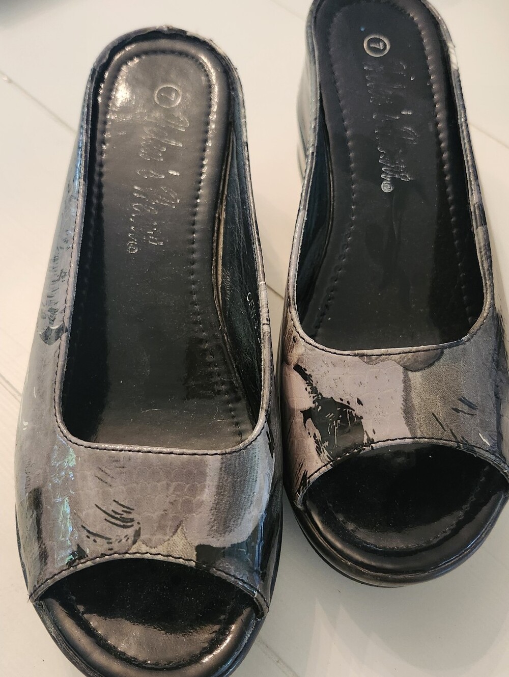 HELENS HEART Wide Toe Peep-Toe MUTED GRAY PATENT LEATHER